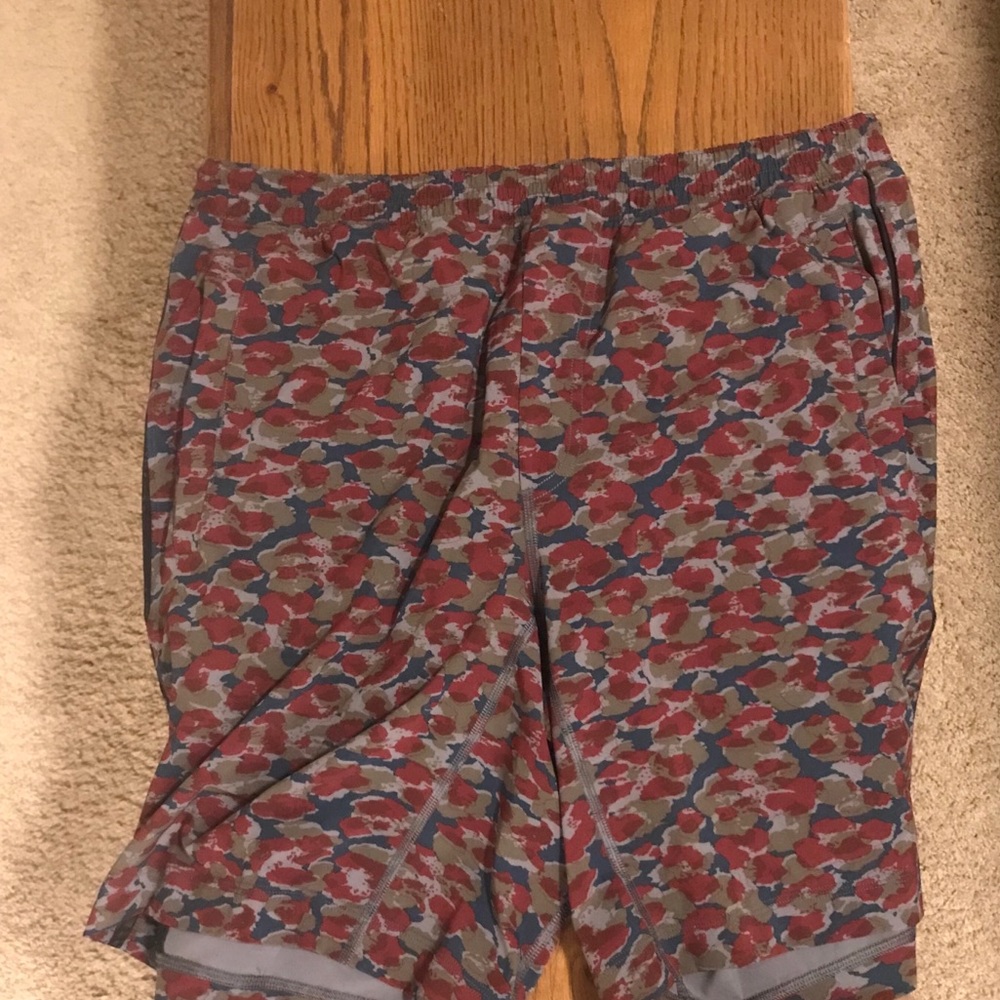 Lululemon men’s rare urban camo shorts